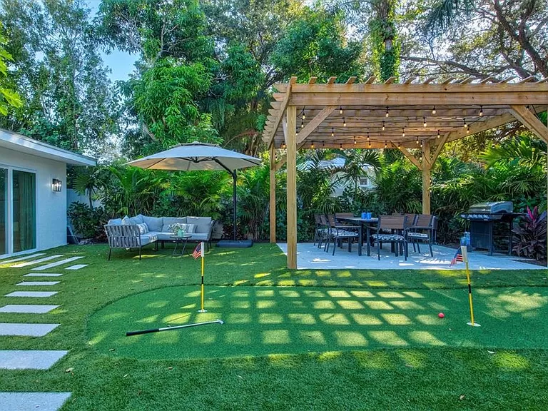 Pergola dining beside the putting green